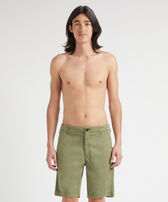 Bermuda uomo in gabardine di Tencel  Corteccia vista frontale indossata