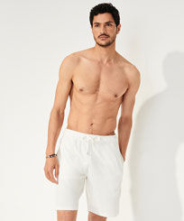 Solid Bermudashorts für Damen und Herren Chalk Männer Vorderansicht getragen