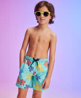 Maillot de bain garçon Ronde des Tortues Tricot - Vilebrequin x Falke Bleu lazuli vue portée de face