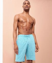 Solid Unisex-Bermudashorts aus Leinenjersey Heather azure Männer Vorderansicht getragen