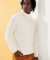 Maglione dolcevita uomo tinta unita Off white vista frontale indossata