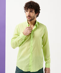 Camisa ligera unisex en gasa de algodón de color liso Coriander vista frontal de hombre desgastada