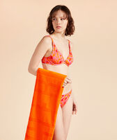 Solid Strandtuch aus Bio-Baumwolle Apricot Frauen Vorderansicht getragen