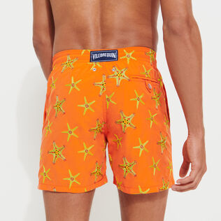 Herren Bestickte Bestickt - Starfish Dance Badeshorts mit Stickerei für Herren – Limitierte Serie, Tango Rückansicht getragen