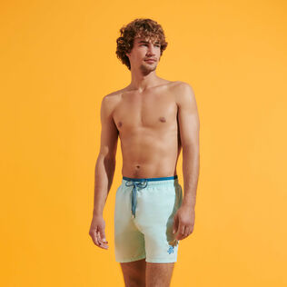 男士 Bicolore 双色纯色游泳短裤 Thalassa 正面穿戴视图