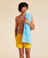 有机棉的纯色沙滩巾 Santorini 正面穿戴视图
