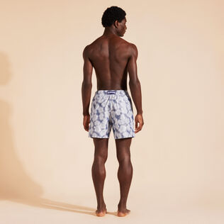 Maillot de bain en soie homme Ronde des Tortues - Vilebrequin x Maison BUCOL Bleu marine vue portée de dos
