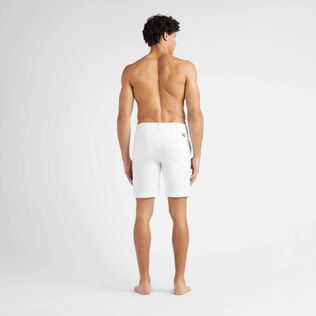 Bermudas de tencel de color liso y acabado satinado para hombre Blanco vista trasera desgastada