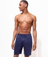 Solid Unisex-Bermudashorts aus Leinenjersey Marineblau Vorderseite getragene Ansicht