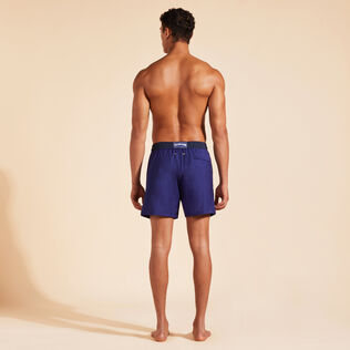 Super 120S Woll-Badeshorts für Herren Midnight Rückansicht getragen