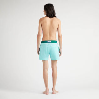 Maillot de bain court stretch ceinture plate homme color Block Lagon vue portée de dos