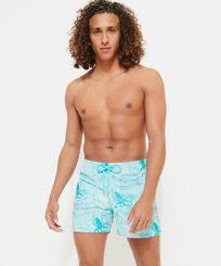 Octopussy Badeshorts mit Stickerei für Herren – Limitierte Serie Lagune Vorderseite getragene Ansicht