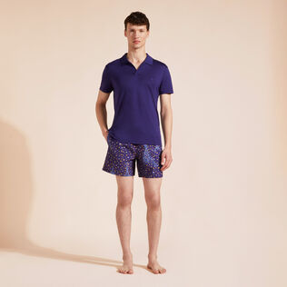 Polo uomo in lyocell tinta unita Midnight vista frontale indossata