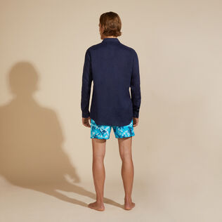 Camicia uomo in lino tinta unita Blu marine vista indossata posteriore