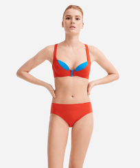 Top bikini donna a contrasto con ferretti - Vilebrequin x JCC+ - Edizione limitata Red polish vista frontale indossata