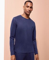 T-shirt unisex in jersey di lino tinta unita Blu marine vista frontale indossata