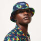 Cappello da pescatore uomo Tortues Rainbow Multicolor - Vilebrequin x Kenny Scharf Blu marine vista indossata posteriore