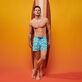 Bañador elástico con estampado Palms & Surfs para hombre de Vilebrequin x The Beach Boys Lazulii blue vista frontal desgastada