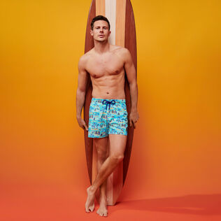 Palms & Surfs Badeshorts mit Stretch für Herren – Vilebrequin x The Beach Boys Lazulii blue Vorderseite getragene Ansicht