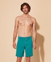 Bermudas de color liso para hombre Emerald vista frontal desgastada