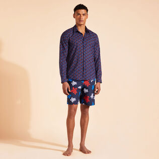 Camicia leggera in voile di cotone Micro Ronde Des Tortues Rainbow Blu marine vista frontale indossata