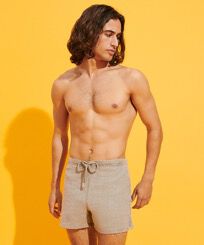 Men Linen Bermuda Shorts Mineral Dye Eucalyptus Vorderseite getragene Ansicht