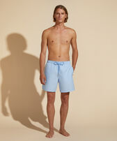 男士纯色游泳短裤 - Vilebrequin x Highsnobiety Chambray 正面穿戴视图