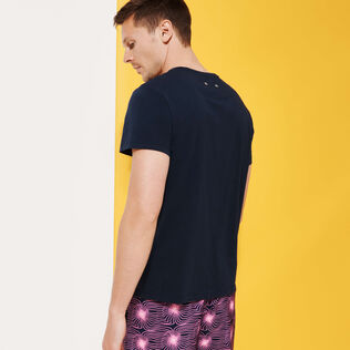 Camiseta de algodón con estampado Hypno Shell para hombre Azul marino vista trasera desgastada