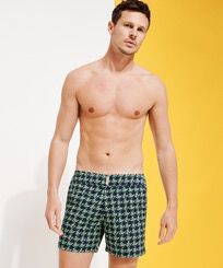 Bañador elástico con cintura plana y estampado Fish Foot para hombre Azul marino vista frontal desgastada