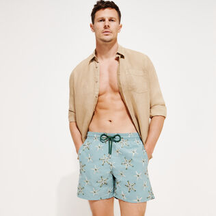Pantaloncini mare uomo ricamati Starfish Dance - Edizione limitata Mineral blue vista frontale indossata