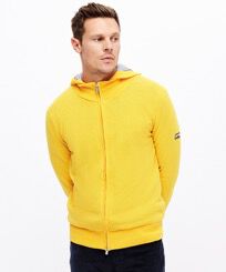 Cardigan uomo con zip integrale in cashmere e cotone Buttercup yellow vista frontale indossata
