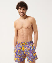 Bañador ultraligero y plegable con estampado Octopus Band para hombre Yellow vista frontal desgastada