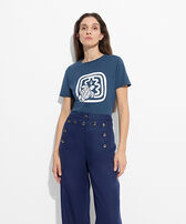 T-Shirt aus Bio-Baumwolle für Damen – Vilebrequin x Ines de la Fressange Marineblau Vorderseite getragene Ansicht