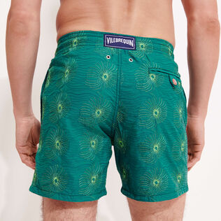 Hypno Shell Badeshorts mit Stickerei für Herren – Limitierte Serie Linde Rückansicht getragen