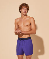 Pantaloncini mare uomo in lana Super 120' Purple blue vista frontale indossata