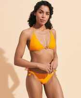 Top de bikini de triángulo con estampado Plumetis para mujer Zanahoria vista frontal desgastada