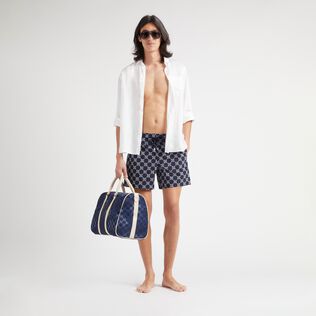 VBQ Turtle Monogram Badeshorts mit Stickerei für Herren – Limitierte Serie Marineblau Details Ansicht 1