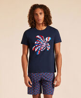 T-shirt en coton organique homme Tortue tricolore brodée Bleu marine vue portée de face