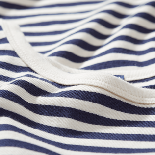 Camiseta a rayas para niño Marino / blanco detalles vista 1