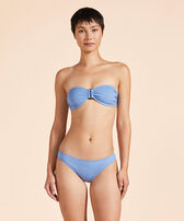 Top de bikini de corte bandeau y color liso para mujer Vaqueros vista frontal desgastada