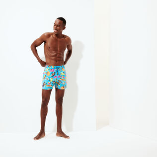 Men Stretch Short Swim Trunks - Vilebrequin x Derrick Adams Swimming pool details view 5