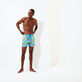 Bañador Vilebrequin x Derrick Adams para hombre Swimming pool detalles vista 5