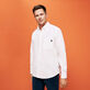 Camicia uomo in velluto tinta unita Off white vista frontale indossata