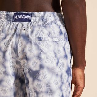 Maillot de bain en soie homme Ronde des Tortues - Vilebrequin x Maison BUCOL Bleu marine vue de détail 2