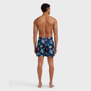 Pantaloncini mare uomo ultraleggeri e ripiegabili Tortues Multicolores Blu marine vista indossata posteriore