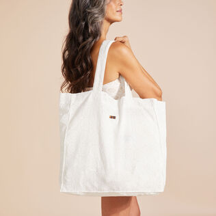 Broderies Anglaises Unisex Strandtasche aus Baumwolle Off white Vorderseite getragene Ansicht