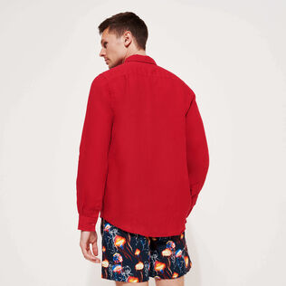 Camisa de lino lisa para hombre Burgundy vista trasera desgastada