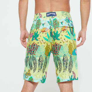 Bermuda uomo in lino con stampa Jungle Rousseau Zenzero vista indossata posteriore