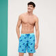 Bañador elástico largo con estampado Turtles Splash para hombre Lazulii blue vista frontal desgastada