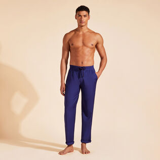 Super 120 Wollhose für Herren Midnight Vorderseite getragene Ansicht